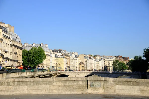 Paris France Ance May 2012年5月19日 法国巴黎塞纳河沿岸典型的房屋 巴黎每年接待大约2800万游客 — 图库照片
