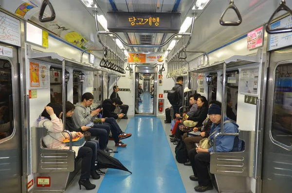 Seoul Korea Kwiecień Widok Metropolitan Subway Seulu Jeden Najczęściej Używanych — Zdjęcie stockowe