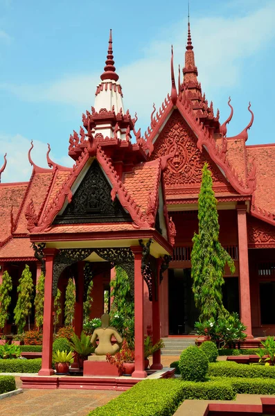 プノンペンの国立カンボジア博物館 Sala Rachana カンボジア最大の文化史博物館であり 国内有数の歴史 考古学博物館です — ストック写真