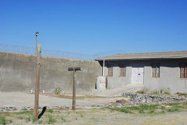 南アフリカのケープタウン2009年11月23日 ノーベル賞受賞者で南アフリカのネルソン マンデラ元大統領が投獄されたロベン島刑務所の外 — ストック写真