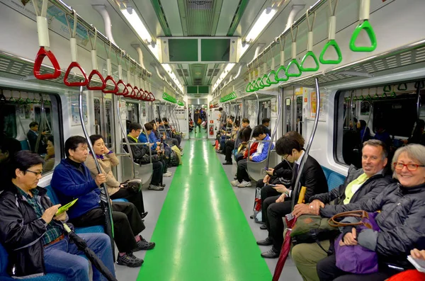 Seoul Korea Kwiecień Widok Metropolitan Subway Seulu Jeden Najczęściej Używanych — Zdjęcie stockowe