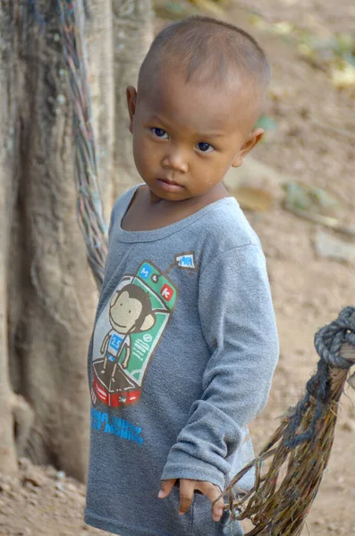 Phnom Phen Cambodia Marca Niezidentyfikowane Dziecko Ulicy Pozowanie Marca 2013 — Zdjęcie stockowe