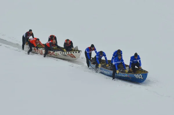 蒙特利尔 2月23日 2013年2月23日在加拿大魁北克蒙特利尔举行的圣劳伦斯河蒙特利尔冰舟挑战的不明参与者 — 图库照片