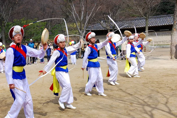 Seoul Korea April Dançarinos Sangmo Durante Show Dança Folclórica Coreana — Fotografia de Stock