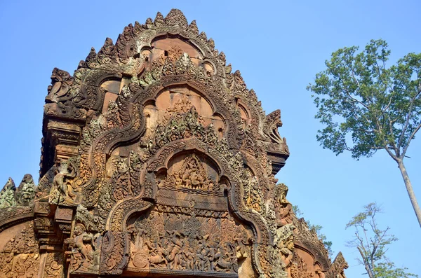 プローム Prohm カンボジアのシェムリアップ州アンコール 英語版 にある寺院の現代的な名前で もともとラジャヴィハラと呼ばれていた アンコール トムから1キロ東に位置し クメール王ジャヤヴァルマン7世によって設立されました — ストック写真
