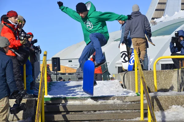 加拿大蒙特利尔 2月17日 2013年2月17日在加拿大蒙特利尔奥林匹克体育场前的Barbegazi冬季极限运动节上 不明身份的雪板参与者 — 图库照片