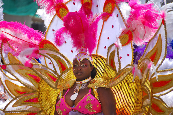 МОНРЕАЛЬ - 10 ИЮЛЯ: Участники Монреальского Карифиеста парада карифата 10 июля 2011 года. Карибское сообщество Монреаля, карнавальный стиль, с красивыми костюмами