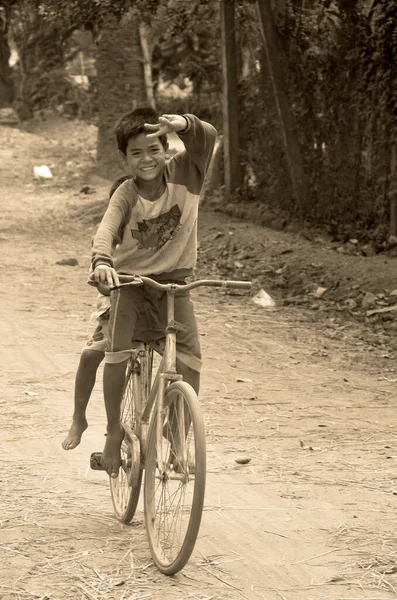 Phnom Phen Cambodia Março Crianças Rua Não Identificadas Andando Bicicleta — Fotografia de Stock