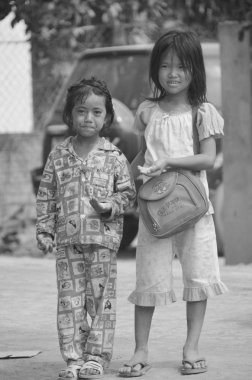 Phnom PHEN, CAMBODIA - Tanımlanamayan sokak çocukları 23 Mart 2013 'te Phnom Phen, Kamboçya' da poz verdiler. 