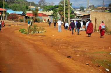 ARUSHA, TANZANIA - 20 Ekim, Arusha, Tanzanya 'daki Arusha köyünde yürüyen tanımlanamayan Masai halkı. Masailer Doğu Afrika 'da Hint Okyanusu' nun yanında Nilotik bir gruptur..