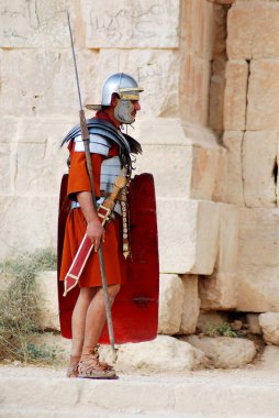 25 Kasım 2009 'da Ürdünlü asker, Ürdün' ün başkenti Jerash 'ta bir Roma ordusunun canlandırma gösterisi sırasında Romalı asker gibi giyinmişti.