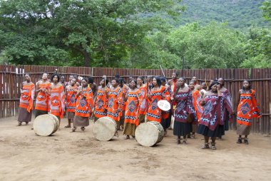 MANZINI, SWAZILAND - 25 Kasım 2010 Manzini, Svaziland 'da Swazi şovunun sunumu sırasında kimliği belirsiz genç kadınlar geleneksel giysiler giyer ve dans ederler.