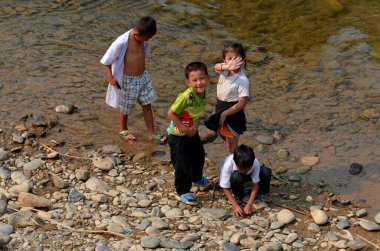 Phnom PHEN, CAMBODIA - Tanımlanamayan sokak çocukları 23 Mart 2013 'te Phnom Phen, Kamboçya' da poz verdiler. 