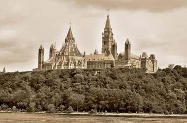 OTTAWA, CANADA - 30 Haziran 2013 'te Kanada Parlamentosu, Kanada' nın Ottawa, Ontario 'daki Parliament Hill' de kurulmuş federal yasama organıdır..