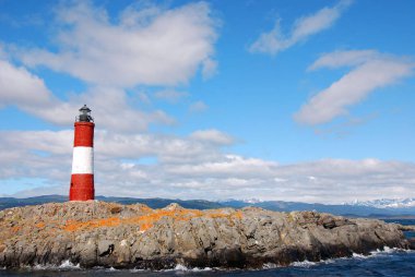Beagle Channel, Ushuaia, Patagonya, Arjantin 'de mavi gökyüzünde kırmızı ve beyaz deniz feneri