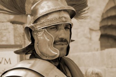 25 Kasım 2009 'da Ürdünlü asker, Ürdün' ün başkenti Jerash 'ta bir Roma ordusunun canlandırma gösterisi sırasında Romalı asker gibi giyinmişti.