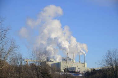 WINDSOR QUEBEC CANADA - 27 Ocak: Domtar Yüksek Kalite Kağıt Fabrikası 27 Ocak 2013, Winsord, Quebec, Kanada. Doğu Kasabası, Quebec 'teki kağıt imalatının mücevherlerinden biri olan Windsor değirmeninin yuvasıdır..