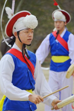 SEOUL, Kore - 7 Nisan 2013 'te Kore' de gerçekleştirilen halk dansları sırasında Sangmo dansçıları. Sangmo dansı Kore halkının en sevdiği danslardan biridir..