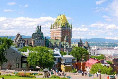 Quebec ve Chateau Frontenac, Quebec, Kanada manzarası. 1980 'lerde Kanada' nın ulusal tarihi bölgesi ilan edildi. Bölge, Aşağı Kanada 'nın İngiliz valilerinin ikametgahıydı..  