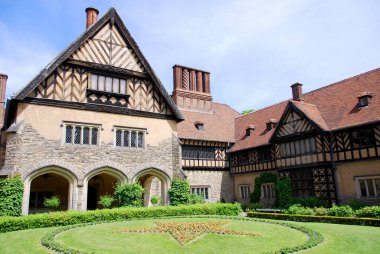 CECILIENHOF, POTSDAM - 05 12 Cecilienhof Palace, Almanya 'nın Brandenburg eyaletinde yer alan bir saray. Cecilienhof, 1945 yılında Potsdam Konferansı 'nın yapılacağı Hohenzollern 1918 tarafından inşa edilen son saraydı.