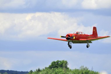 BROMONT, QUEBEC, CANADA - 1 Temmuz 2012 'deki uçuş gösterisi sırasında Pilot Michel Cote. Bromont, Kanada. Roland-Desourdy Havaalanı 'nda LEUCAN kanser araştırmaları yararına hava gösterisi. 