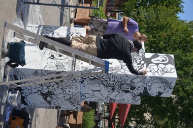MONTREAL CANADA - 15 Haziran 2013 'te Montreal Kanada' da FIMA sanat festivalinde şehir totemi üzerinde çalışan sanatçılar
