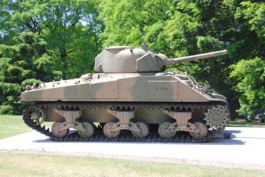 BÜNOS ARGENTINA - 30 Kasım 2011 tarihinde Arjantin Savunma Bakanlığı 'nın genel merkezi olan Libertador Binası önündeki tank, 11: 30 2011 Buenos Aires' teki ulusal yürütme gücü bakanlığıdır.