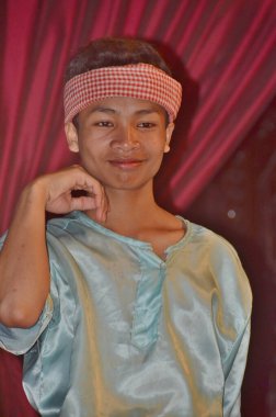 Geleneksel kıyafetler içindeki genç bir Kamboçyalı 'nın portresi.