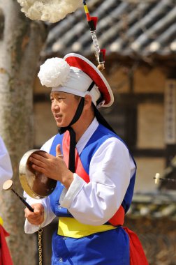 SEOUL, Kore - 7 Nisan 2013 'te Kore' de gerçekleştirilen halk dansları sırasında Sangmo dansçıları. Sangmo dansı Kore halkının en sevdiği danslardan biridir..