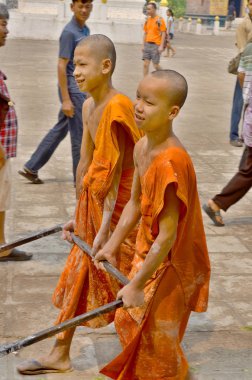 LUANG PRABANG LAOS - 31 Mart 2013 'te rahipler, Lao nüfusunun% 96' sının inancı olan Luang Prabang LAOS Budizm 'de, çatılarını yeniden boyamak ve tapınaklarını yeniden boyamak için çalışıyorlar..