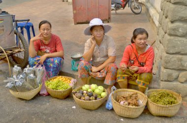 SIEM REGON CAMBODIA - 30 Mart 2013: Kimliği belirsiz bir kadın sokak pazarında meyve ve sebze yelken açtı