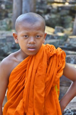 SIEM REAP CAMBODIA - 28 Mart 2013 tarihinde Siem Reap Kamboçya 'da tanımlanamayan keşiş poz verdi. Budizm 'in şu anda Kamboçya nüfusunun% 96' sının inancı olduğu tahmin ediliyor.. 