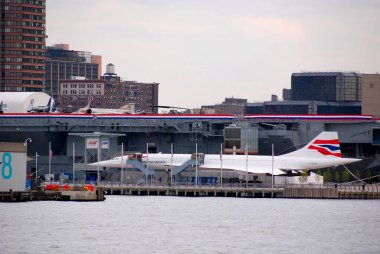 NEW YORK USA - 23 Mayıs 2010 'da Intrepid Sea, Air and Space Museum' da Concorde uçağı. Aerospatiale-BAC Concorde, turbo jetle çalışan emekli bir yolcu uçağıdır..