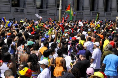 Montreal, CANADA - 07 Temmuz 2012 Montreal Carifiesta Karifiesta geçit töreninde kimliği belirsiz katılımcılar. Montreal 'in Karayip topluluğu, karnaval tarzı, güzel kostümlü.