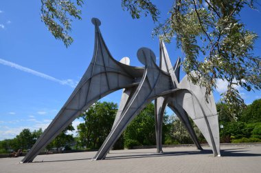 MONTREAL, CANADA - 19 Haziran - Alexander Calder 'ın L Homme heykeli 19 Haziran 2013 tarihinde Montreal' de Parc Jean-Drapeau 'da yer alan büyük ölçekli bir açık hava heykelidir. 1967 Dünya Fuarı Yapımı 