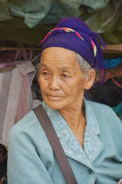 SIEM REAP CAMBODIA - 27 Mart 2013 'te Siem Reap, Kamboçya' da kimliği belirsiz yaşlı bir Budist kadının portresi. Theravada Budizmi Kamboçyalıların% 95 'inden fazlası tarafından uygulanmaktadır..