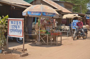 Bu mağaza sakız, sigara ve şişe içinde benzin satan bir mağaza. 23 Mart. Pepsi şişeleri daha büyük bedenler için tercih ediliyor gibi görünüyor. 23 Mart 'ta Phnom Phen, Kamboçya