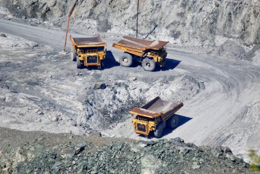 ASBESTOS, CANADA - 23 AUG: 23 Ağustos 2010.Ağustosta asbest madeninde çalışanlar tarafından yapılan operasyon, kötü huylu akciğer kanseri de dahil olmak üzere asbest liflerinin solunması ciddi hastalıklara yol açabilir..