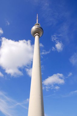 BERLİN, GERMANY - 25 MAYIS: Fernsehturm (Televizyon Kulesi) Berlin, Almanya 'da Alexanderplatz' da yer alan kule 1965-1969 yılları arasında eski Alman Demokratik Cumhuriyeti tarafından inşa edilmiştir.