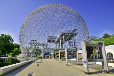 Montreal, Kanada - 3 AUG: Biyosfer Montreal 'de çevreye adanmış bir müzedir. 3 Ağustos 2012 Montreal, Kanada 'da Parc Jean-Drapeau, ABD' nin eski pavyonunda yer almaktadır.