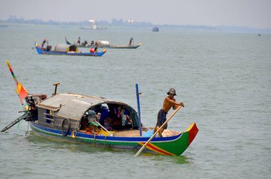 SIEM REAP, CAMBODIA - 29 Mart 2013 'te Kamboçya' nın Siem Reap kentindeki Tonle Sap Gölü 'nde balık tutan insanlar. Tonle Sap, Güney Doğu Asya 'nın en büyük tatlı su gölüdür.