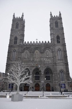 MONTREAL CANADA - 01 10 2020: Place d 'arme and Notre-Dame Basilica (Fransızca: Basilique Notre-Dame de Montreal), Montreal' in tarihi bölgesinde yer alan bir bazilika.