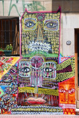 BUENOS AIRES - 24 Kasım 2011 'de Buenos Aires' teki La Boca mahallelerinde sokak sanatı. Arjantin 'in duvarları duvar resimleri, garip boyanmış figürler, duvar yazıları ve şablonlarla canlandı.