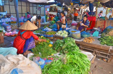 LUANG PRABANG LAOS - APRIL 03: Kadın 04: 03 2013 'te Luang Prabang Laos' ta sebze satıyor. Pazarlar lezzetli Lao yemekleri yapmak için kullanılan yerel sebze ve baharatlarla dolu