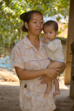 Phnom PHEN, CAMBODIA - 23 Mart 2013 tarihinde çocuğuyla birlikte tanımlanamayan anne Phnom Phen, Kamboçya 'da. Kamboçya Kraliyet Hükümeti 'nin başlıca önceliği anne ve çocuk ölümleridir.