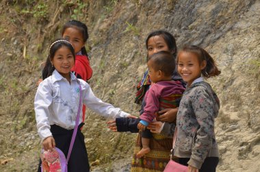 Sadece Phnom Phen, Kamboçya 'da 23 Mart 2013' te poz veren kimliği belirsiz sokak çocukları. 10,000 ila 20.000 arasında çocuk sokakta yaşıyor ve çalışıyor. 