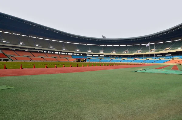 ソウル エイプリル社9 ソウルオリンピックスタジアムは韓国のソウルに位置しています 1988年の夏季オリンピックと1986年の第10回アジア競技大会のために建設された競技場である 2013年4月9日ソウルで — ストック写真