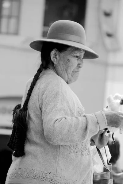 Cusco Peru Lister 2010 Žena Typickém Oblečení Prodává Panenky Prodej — Stock fotografie