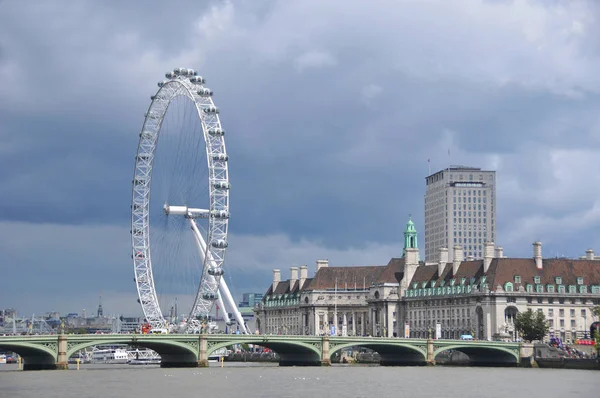 ロンドン イングランド 6月1日 ロンドン ウェストミンスター橋 シティ ホールを示すロンドンのテムズ川の眺め6月1日にロンドン イングランド — ストック写真