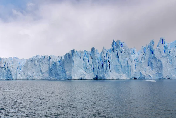 莫雷诺冰川 Perito Moreno Glacier 是位于阿根廷圣克鲁斯省Los Glaciares国家公园的一座冰川 它是阿根廷巴塔哥尼亚最重要的旅游胜地之一 — 图库照片